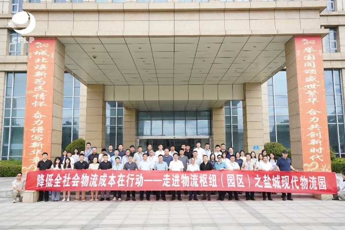 一群人站在建筑前 AI 生成的内容可能不正确。