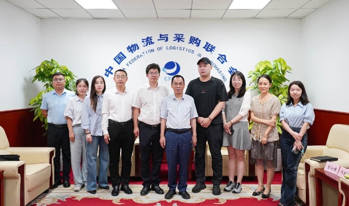 一群人站在一起合影 AI 生成的内容可能不正确。